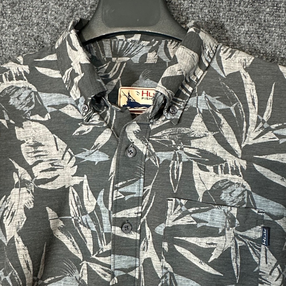 Huk Performance Fishing Mens Short Sleeve Button Up Shirt Tropical Fish Leaf  M